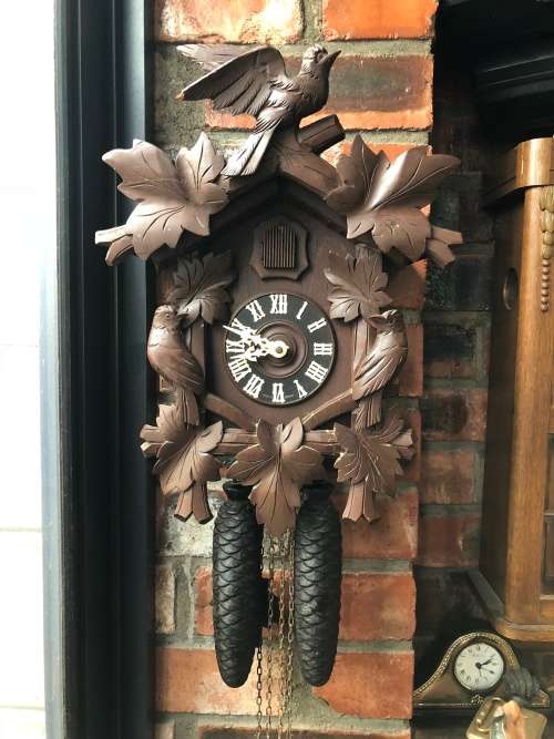 STUNNING BLACK FOREST JAHRESUHRENFABRIK 50 SHATZ GERMAN 8 DAY CUCKOO CLOCK IN FULL WORKING ORDER