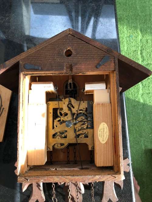 STUNNING BLACK FOREST JAHRESUHRENFABRIK 50 SHATZ GERMAN 8 DAY CUCKOO CLOCK IN FULL WORKING ORDER