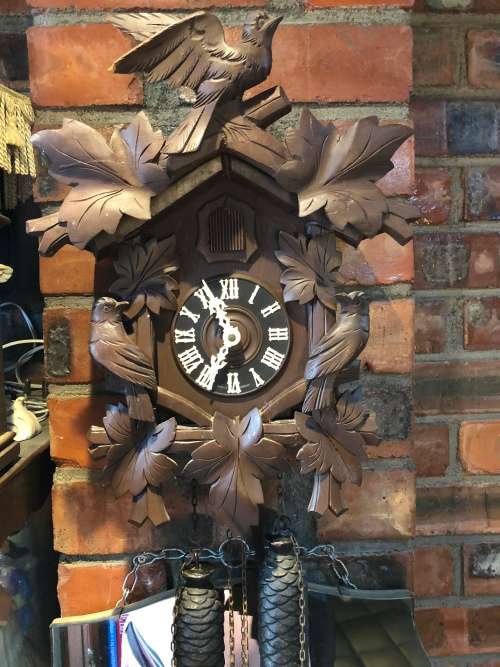 STUNNING BLACK FOREST JAHRESUHRENFABRIK 50 SHATZ GERMAN 8 DAY CUCKOO CLOCK IN FULL WORKING ORDER