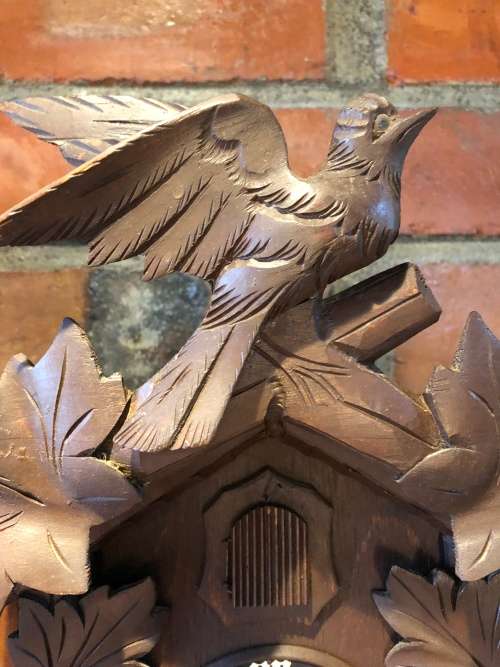 STUNNING BLACK FOREST JAHRESUHRENFABRIK 50 SHATZ GERMAN 8 DAY CUCKOO CLOCK IN FULL WORKING ORDER