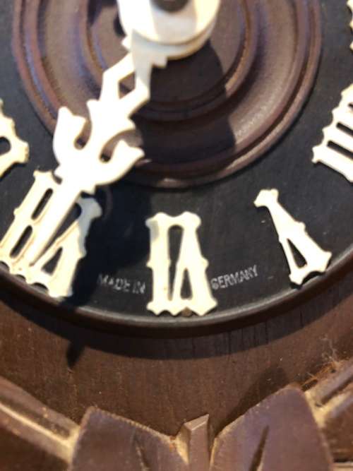 STUNNING BLACK FOREST JAHRESUHRENFABRIK 50 SHATZ GERMAN 8 DAY CUCKOO CLOCK IN FULL WORKING ORDER