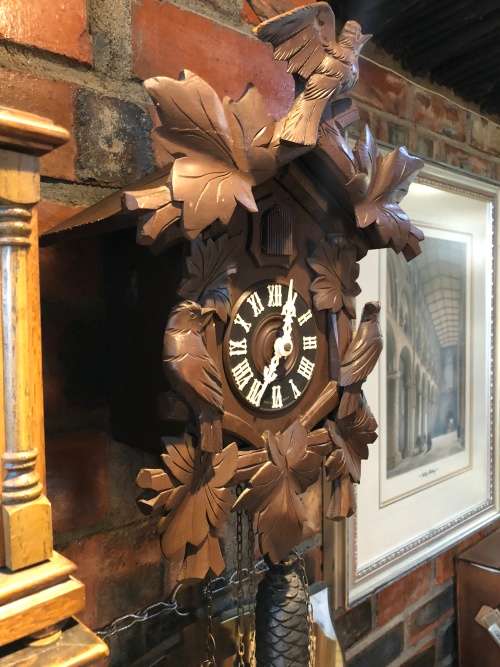 STUNNING BLACK FOREST JAHRESUHRENFABRIK 50 SHATZ GERMAN 8 DAY CUCKOO CLOCK IN FULL WORKING ORDER