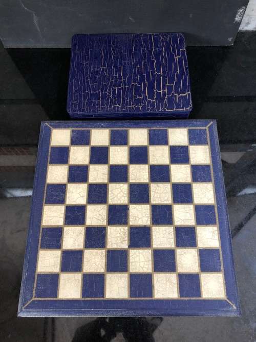 WOW !!! FANTASTIC VINTAGE CAST LEAD CRUSADES THEMED CHESS SET WITH A MATCHING WOODEN CHESS BOARD
