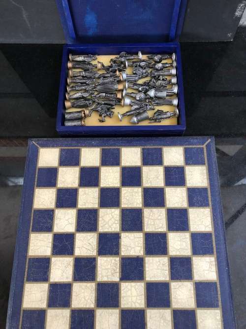 WOW !!! FANTASTIC VINTAGE CAST LEAD CRUSADES THEMED CHESS SET WITH A MATCHING WOODEN CHESS BOARD