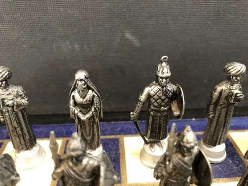 WOW !!! FANTASTIC VINTAGE CAST LEAD CRUSADES THEMED CHESS SET WITH A MATCHING WOODEN CHESS BOARD
