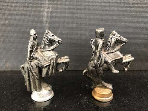 WOW !!! FANTASTIC VINTAGE CAST LEAD CRUSADES THEMED CHESS SET WITH A MATCHING WOODEN CHESS BOARD