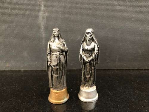WOW !!! FANTASTIC VINTAGE CAST LEAD CRUSADES THEMED CHESS SET WITH A MATCHING WOODEN CHESS BOARD