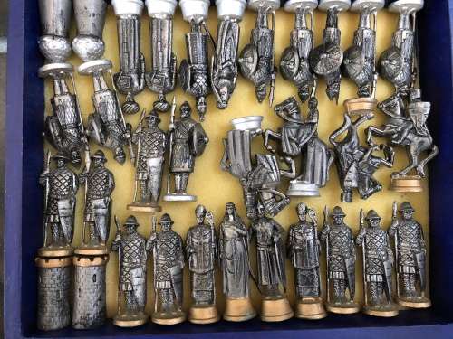 WOW !!! FANTASTIC VINTAGE CAST LEAD CRUSADES THEMED CHESS SET WITH A MATCHING WOODEN CHESS BOARD