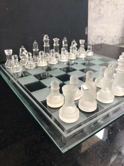 WOW !!! STUNNING DECORATIVE GLASS CHESS SET COMPLETE , CLEAR AND SANDBLASTED PIECES