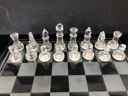 WOW !!! STUNNING DECORATIVE GLASS CHESS SET COMPLETE , CLEAR AND SANDBLASTED PIECES