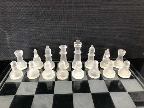 WOW !!! STUNNING DECORATIVE GLASS CHESS SET COMPLETE , CLEAR AND SANDBLASTED PIECES