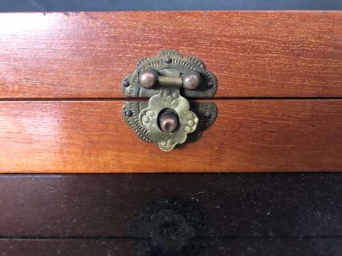 STUNNING VINTAGE FOLDING CHESS BOARD WITH A COMPLETE SET OF CHINESE CARVED PIECES ~CHECK DESCRIPTION