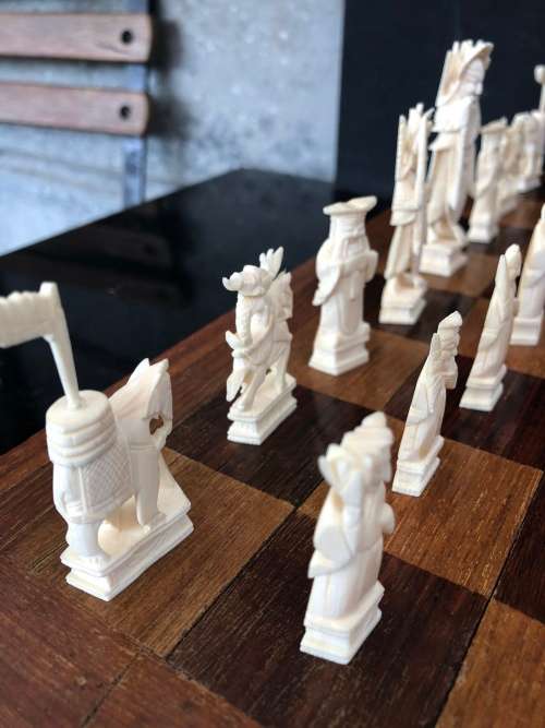 STUNNING VINTAGE FOLDING CHESS BOARD WITH A COMPLETE SET OF CHINESE CARVED PIECES ~CHECK DESCRIPTION