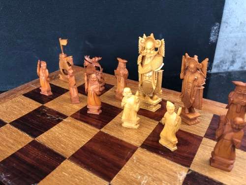 STUNNING VINTAGE FOLDING CHESS BOARD WITH A COMPLETE SET OF CHINESE CARVED PIECES ~CHECK DESCRIPTION