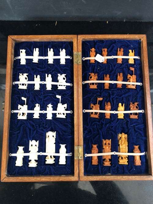 STUNNING VINTAGE FOLDING CHESS BOARD WITH A COMPLETE SET OF CHINESE CARVED PIECES ~CHECK DESCRIPTION