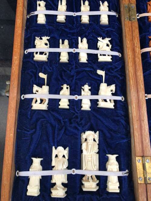 STUNNING VINTAGE FOLDING CHESS BOARD WITH A COMPLETE SET OF CHINESE CARVED PIECES ~CHECK DESCRIPTION