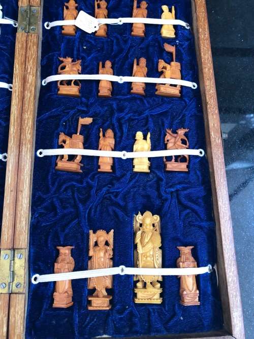 STUNNING VINTAGE FOLDING CHESS BOARD WITH A COMPLETE SET OF CHINESE CARVED PIECES ~CHECK DESCRIPTION