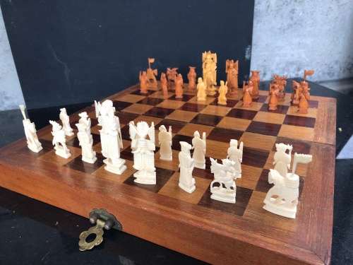 STUNNING VINTAGE FOLDING CHESS BOARD WITH A COMPLETE SET OF CHINESE CARVED PIECES ~CHECK DESCRIPTION
