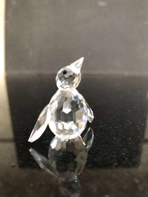 WOW !!! EXQUISITE GENUINE SWAROVSKI CRYSTAL MINI PENGUIN IN THE CONTAINER AND IN NEW CONDITION