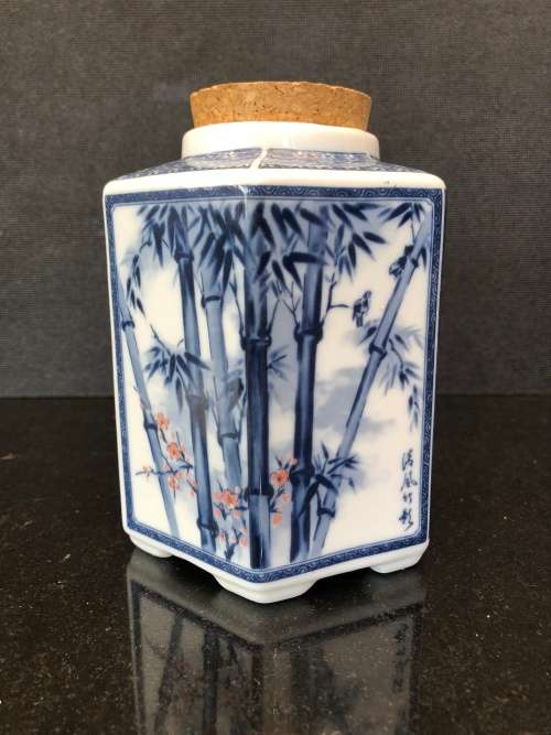 WOW !!! STUNNING VINTAGE CHINESE BLUE AND WHITE TEA CADDY WITH THE CORK LID IN PLACE AND CALLIGRAPHY