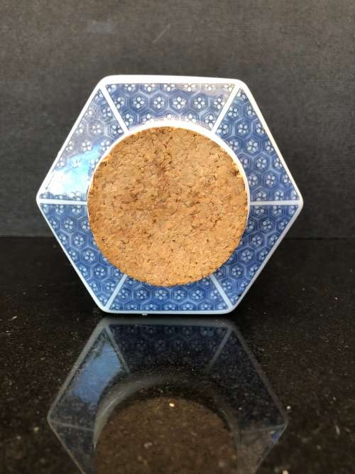 WOW !!! STUNNING VINTAGE CHINESE BLUE AND WHITE TEA CADDY WITH THE CORK LID IN PLACE AND CALLIGRAPHY