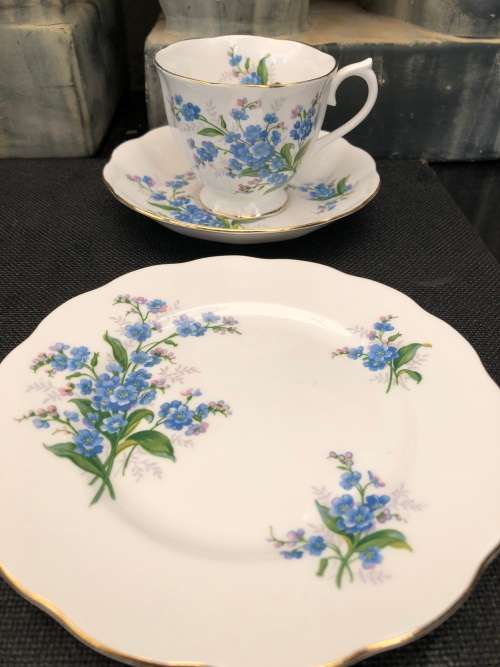 WOW !!! STUNNING VINTAGE ROYAL ALBERT "FORGET ME NOT" TRIO WITH GOLD TRIMMINGS , Like new.