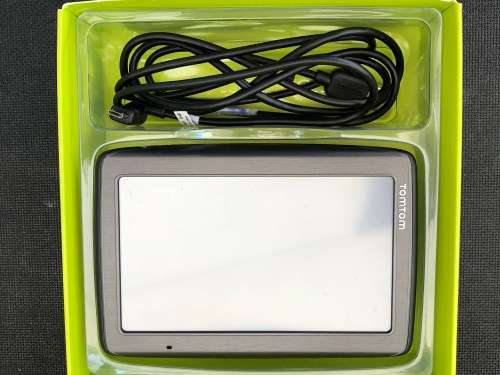 TomTom VIA 135 5 Inch GPS Sat Nav Full Lifetime Maps , bluetooth , hands free , speed traps