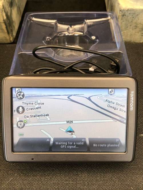 TomTom VIA 135 5 Inch GPS Sat Nav Full Lifetime Maps , bluetooth , hands free , speed traps