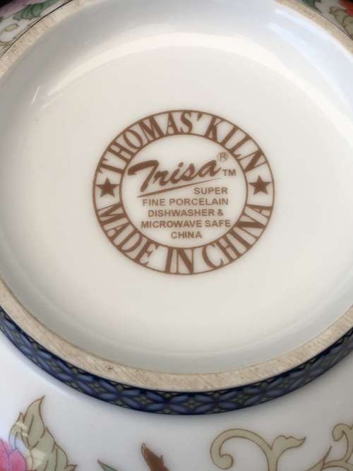 Beautiful "Trisa" Thomas' Kiln Super fine porcelain Made in China Peacock Mating Design Bowl.