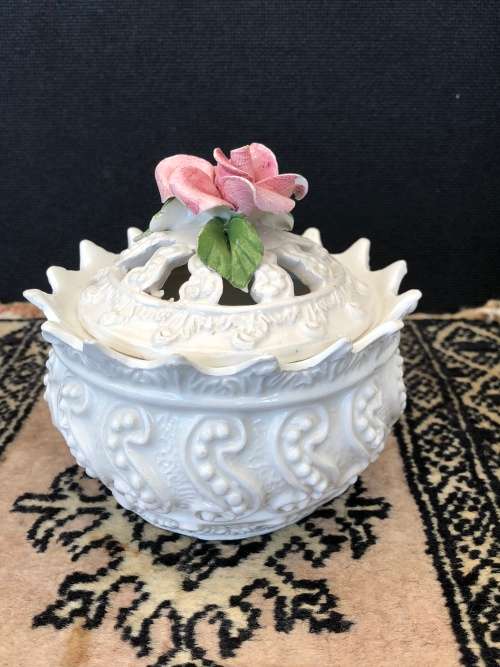 Beautiful Vintage Bassano Handarbeit Porcelain Potpourri Bowl & Rose Lid made in Italy