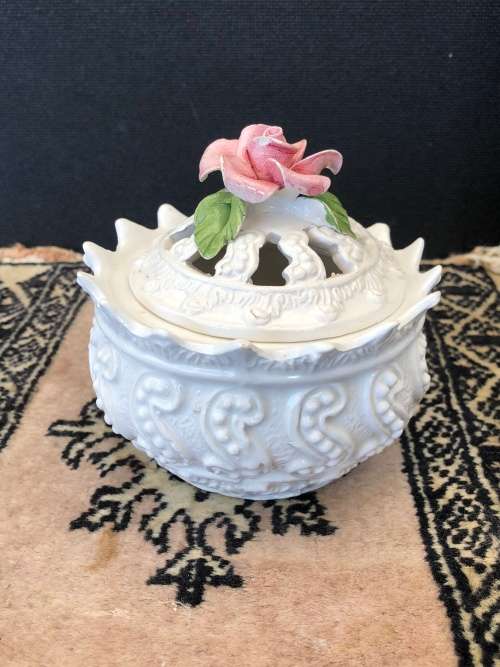 Beautiful Vintage Bassano Handarbeit Porcelain Potpourri Bowl & Rose Lid made in Italy