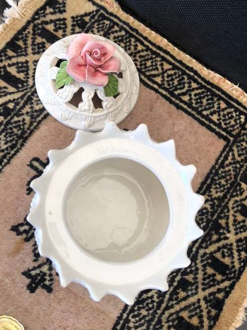 Beautiful Vintage Bassano Handarbeit Porcelain Potpourri Bowl & Rose Lid made in Italy