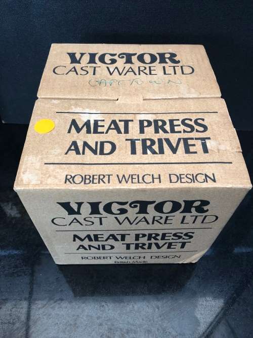 WOW !!! VINTAGE ROBERT WELCH VICTOR CAST WARE MEAT PRESS AND TRIVET BOXED 1960's