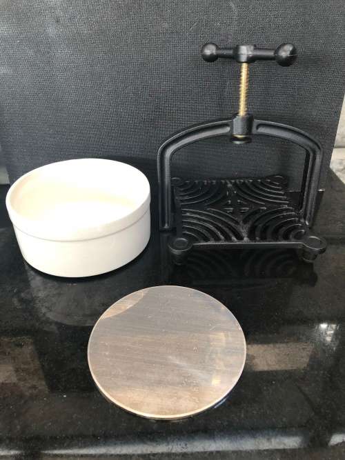 WOW !!! VINTAGE ROBERT WELCH VICTOR CAST WARE MEAT PRESS AND TRIVET BOXED 1960's