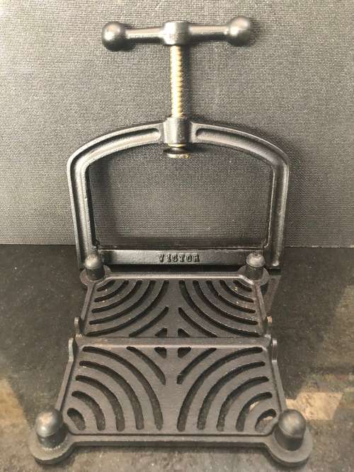 WOW !!! VINTAGE ROBERT WELCH VICTOR CAST WARE MEAT PRESS AND TRIVET BOXED 1960's