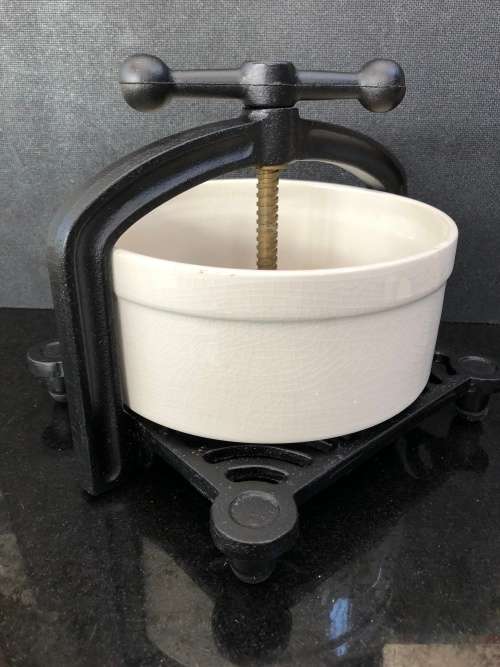WOW !!! VINTAGE ROBERT WELCH VICTOR CAST WARE MEAT PRESS AND TRIVET BOXED 1960's