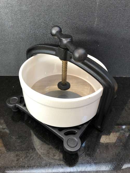 WOW !!! VINTAGE ROBERT WELCH VICTOR CAST WARE MEAT PRESS AND TRIVET BOXED 1960's