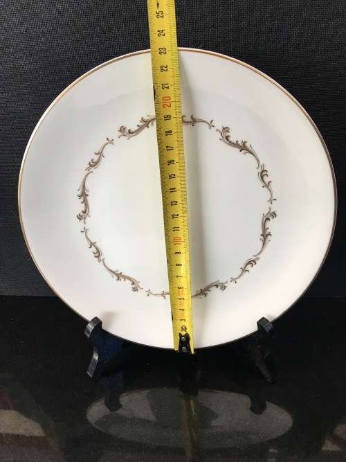 6 x Stunning Vintage and Rare Royal Doulton French Provincial  H.4945 Dinner Plates 23cm