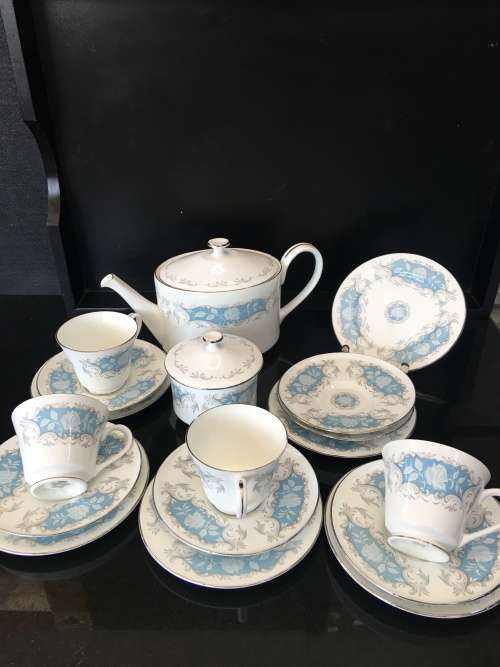 Stunning c1970s "Moonlight Rose" Tea Pot by Aynsley England-White Roses On Blue & Silver Scrolls
