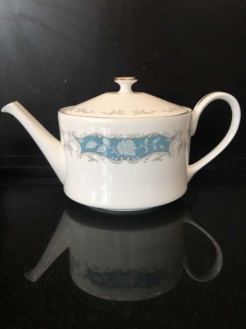 Stunning c1970s "Moonlight Rose" Tea Pot by Aynsley England-White Roses On Blue & Silver Scrolls