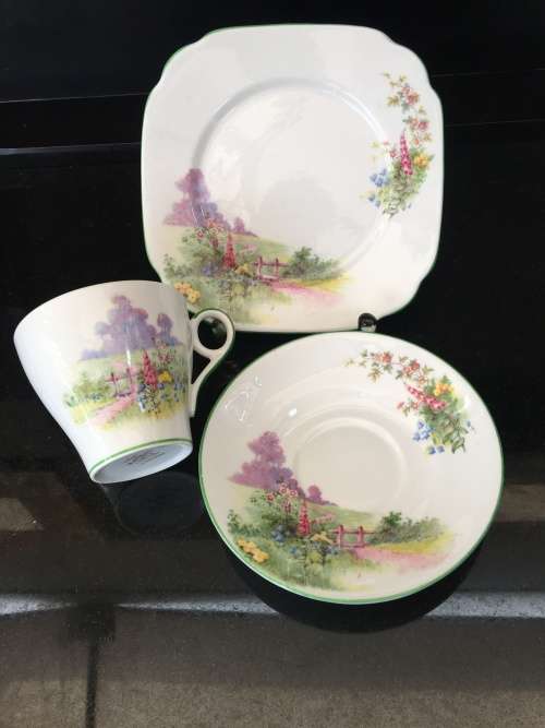 Wow!!! Ultra Rare c1940s "MEADOWSIDE" Fine Bone Bell China Tea cup & Saucer & scalloped side plate
