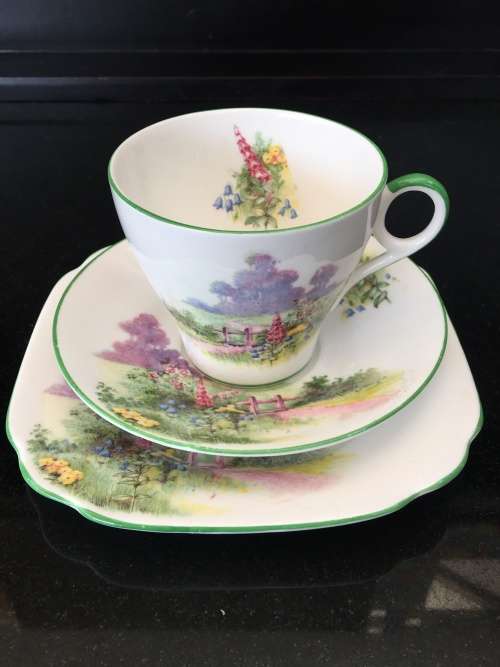 Wow!!! Ultra Rare c1940s "MEADOWSIDE" Fine Bone Bell China Tea cup & Saucer & scalloped side plate