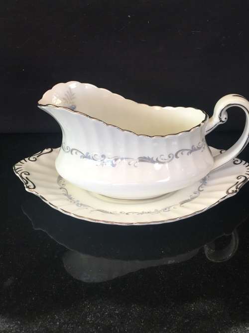 Stunning Vintage Paragon "Morning Rose" By Appointment to Her Majesty The Queen. Gravy Dish & Tray