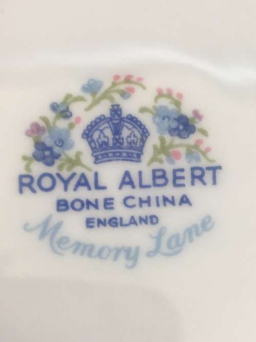 Absolutely Beautiful Royal Albert Bone China Memory Lane Blue & Pink & Gold Gilt Sugar Bowl Like New