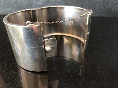 WOW !!! STUNNING VINTAGE HINGED CLASPED BIRMINGHAM STERLING SILVER BANGLE  clearly marked