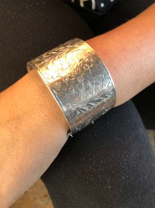 WOW !!! STUNNING VINTAGE HINGED CLASPED BIRMINGHAM STERLING SILVER BANGLE  clearly marked