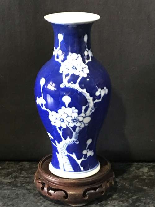 Beautiful Vintage Chinese Zhongguo Jingdezhen Zhi (China Jingdezhen) Blue Prunus Vase 18 cm