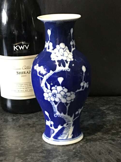 Beautiful Vintage Chinese Zhongguo Jingdezhen Zhi (China Jingdezhen) Blue Prunus Vase 18 cm