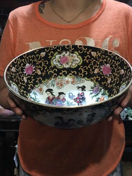WOW !!! Stunning Large Qianlong Famille Rose Bowl - Black Enameled Courtyard Ladies & Lotus flower