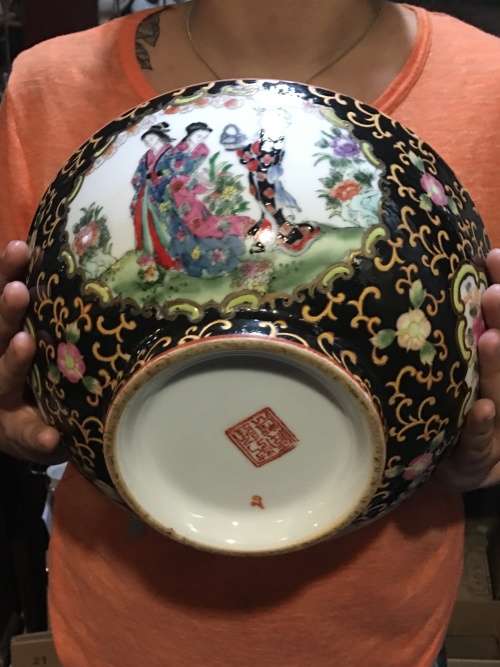 WOW !!! Stunning Large Qianlong Famille Rose Bowl - Black Enameled Courtyard Ladies & Lotus flower